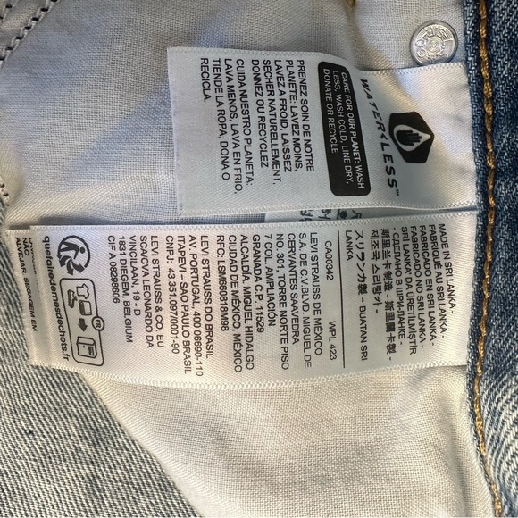 Levi’s High Waisted Mom Shorts women jean shorts size 32 - Picture 12 of 15